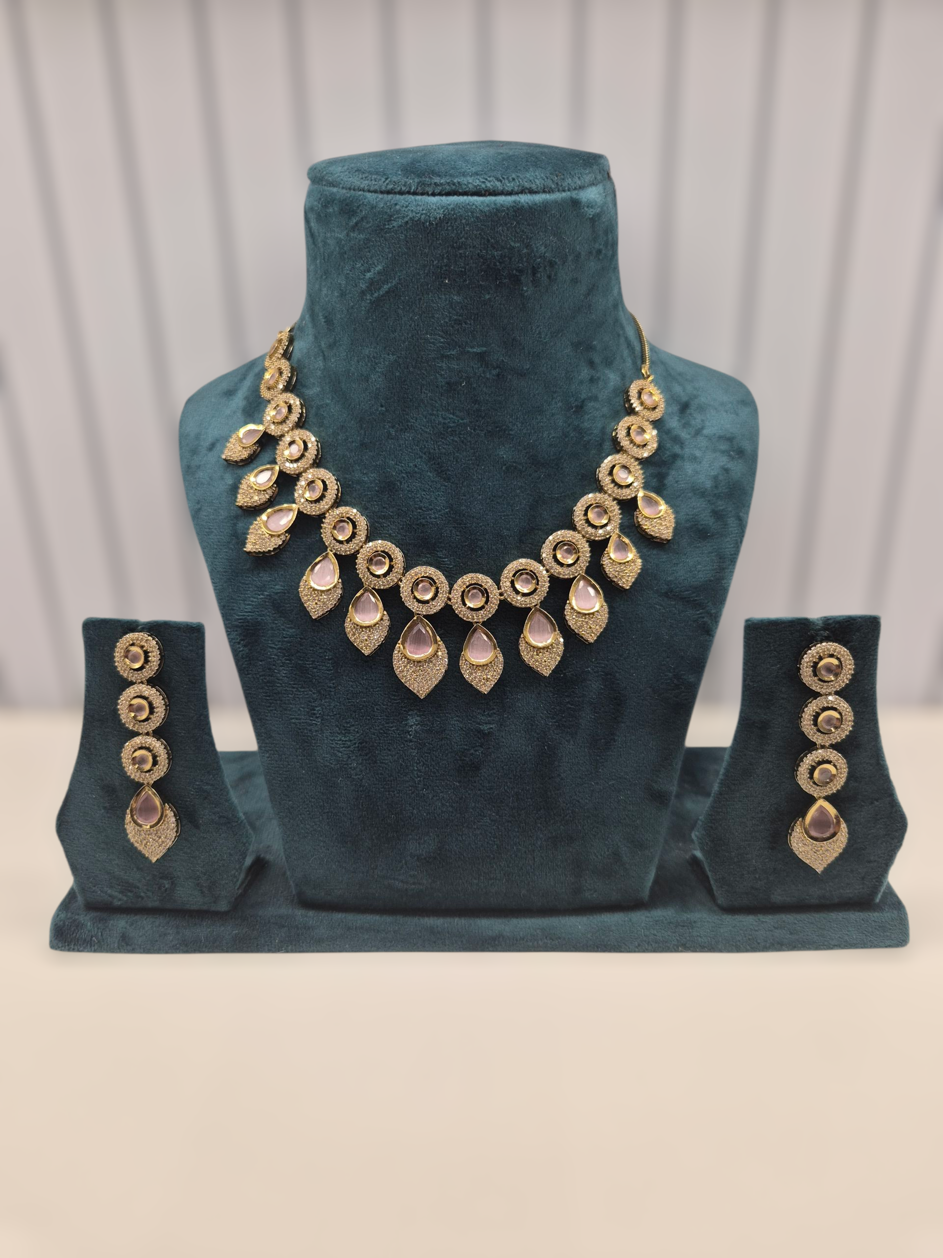Hiraola's Product Image